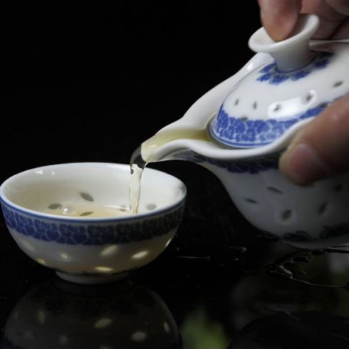 粉彩花卉主人杯 图4