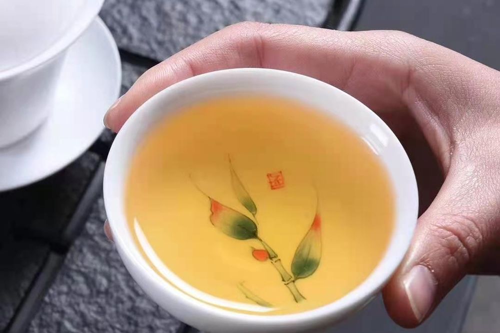 白瓷杯与茶汤实拍