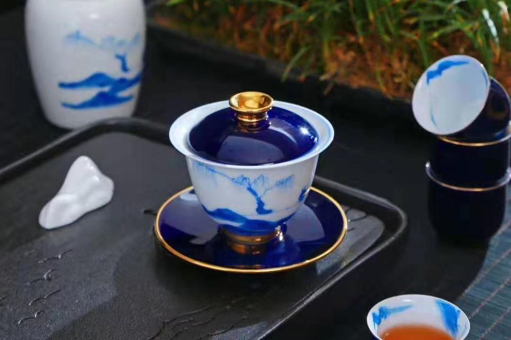 青花壶与杯套装