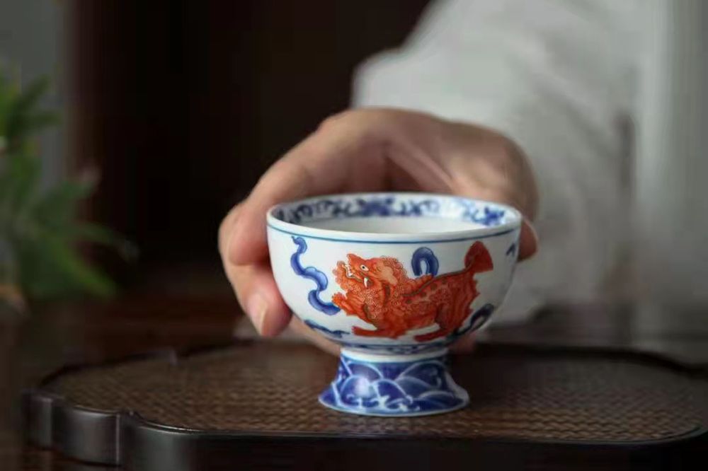 手托青花矾红高足杯实拍