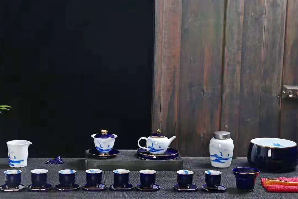 蓝白釉茶具全套陈列实拍：釉色与白度要在自然光下多件并排看，单件看不出批次差异