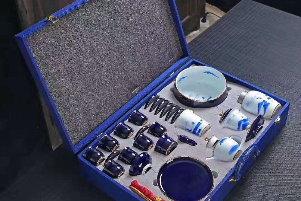 蓝布礼盒茶具套组实拍：包装关要把整套装进内衬合盖倒晃，听不到碰撞声才算过