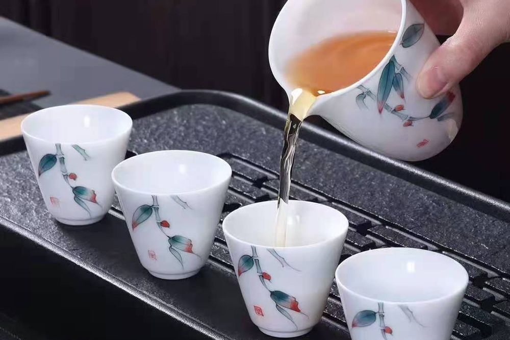 白瓷花鸟杯组倒茶（实拍）