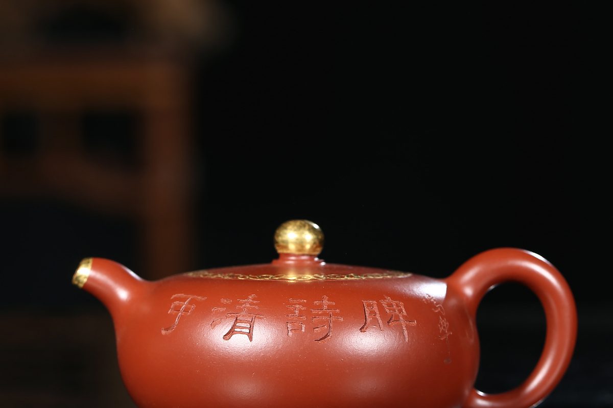 紫砂壶（朱泥，光素器，深色背景）