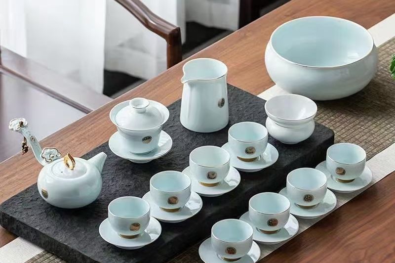 青白釉金彩茶具套组与石质茶盘
