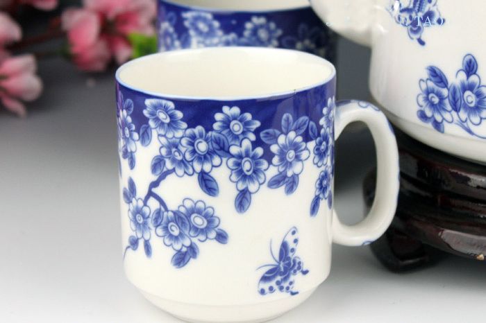 青花缠枝花茶杯特写