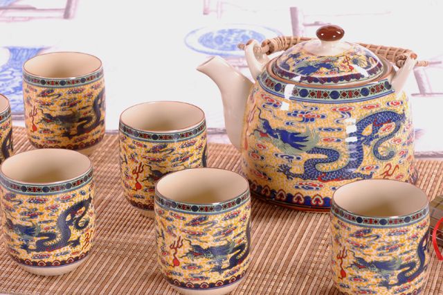 黄地龙纹茶具组（壶+6杯，竹席）