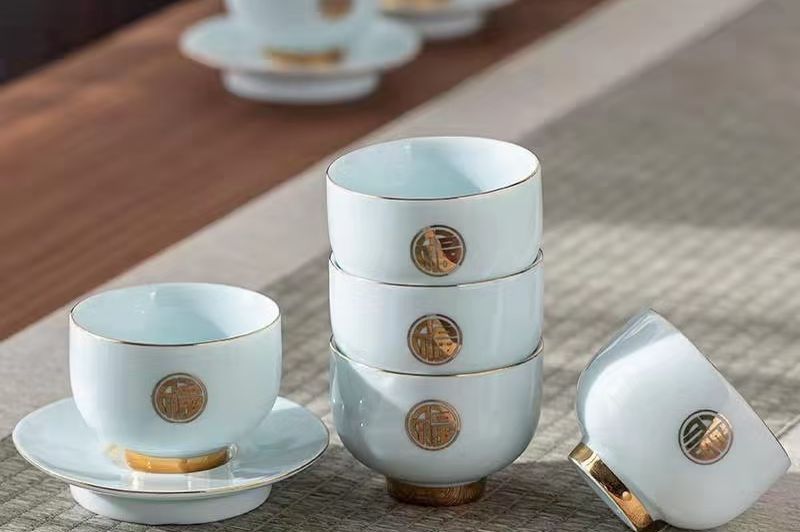 白瓷金边杯叠放与茶托