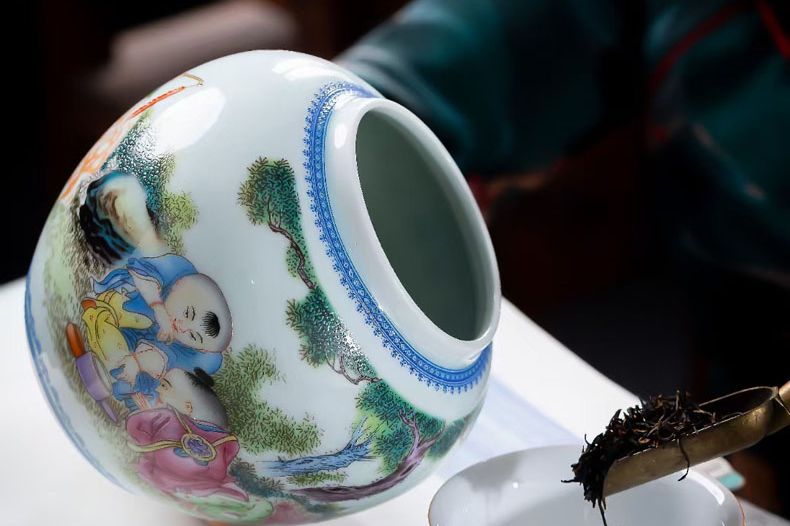 青花斗彩盖罐与小杯(木托+书)