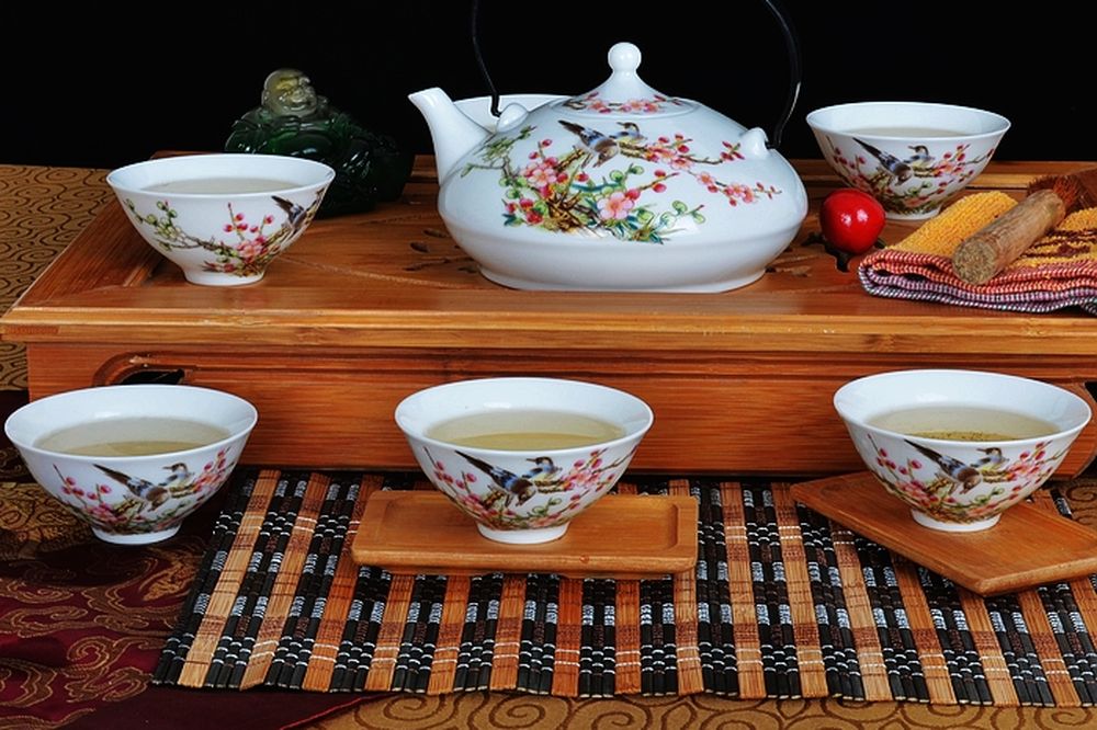 白瓷花鸟纹提梁壶与品杯套组（场景实拍）