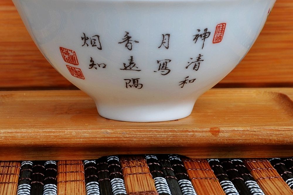 白瓷花鸟纹杯身题字特写