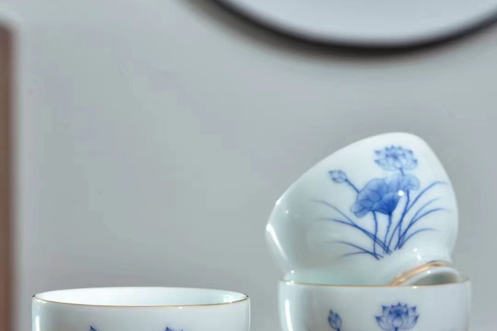 青花瓷杯两只并排实拍
