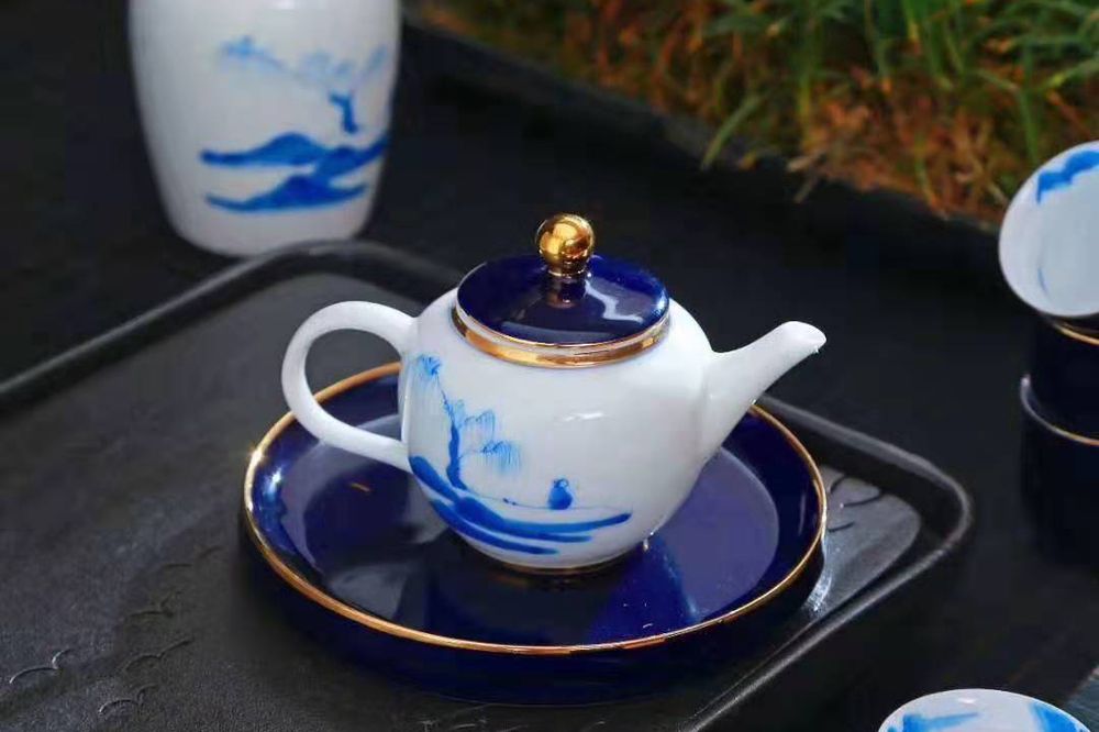 青花壶套装(金彩边)实拍