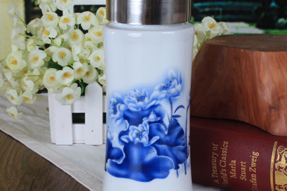 白瓷青花保温杯实拍:青花纹样属釉下装饰,图案在釉层之下,洗刷不影响发色