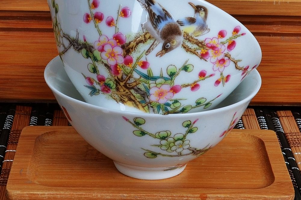 粉彩花鸟纹品杯实拍:手绘类图案层次多,样到手要看边缘是否清晰、颜色是否有断层