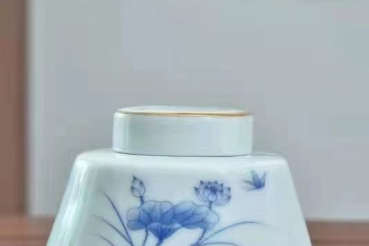 白瓷青花盖罐（素净背景）