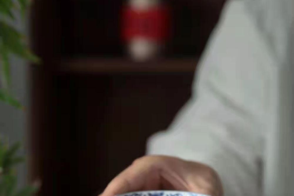 手持斗彩鸡缸杯
