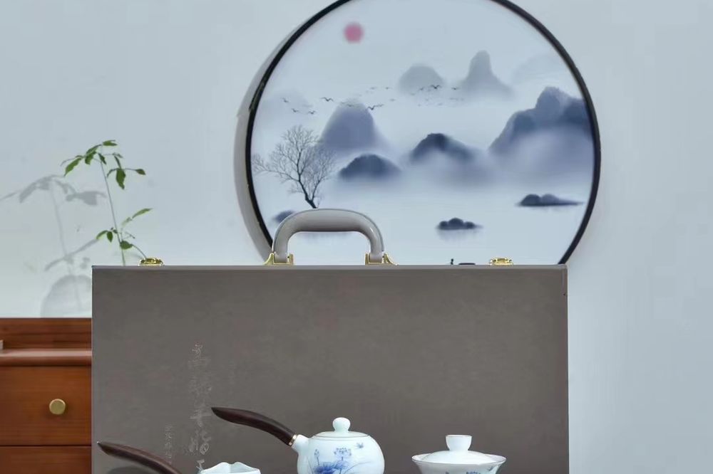 白瓷青花茶具套组与礼盒摆台(山水画实拍)