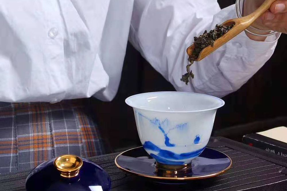 手持盖碗投茶实拍