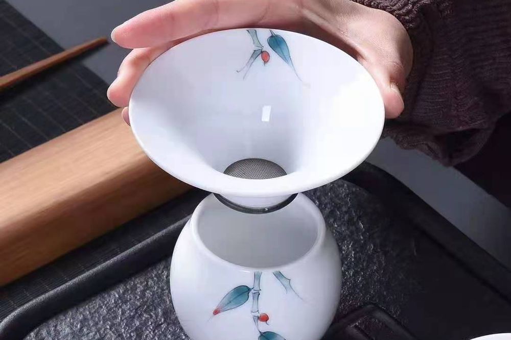 茶漏架在公道杯上实拍