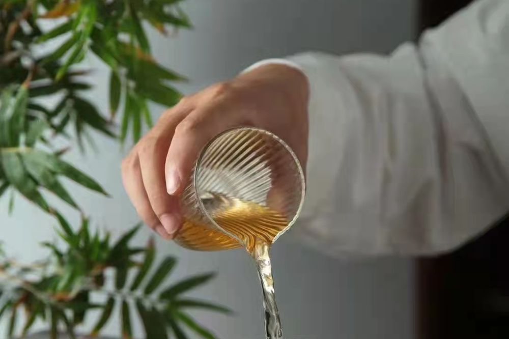 注水冲泡青花杯实拍