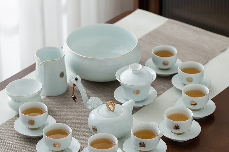 青白茶具组俯拍(含盖碗与茶杯)