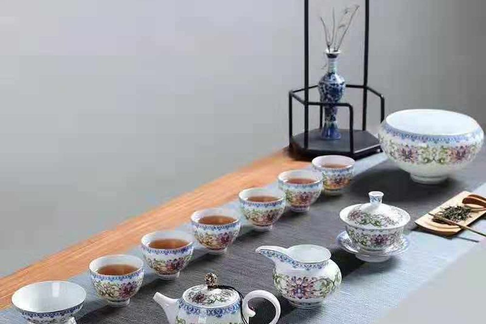 彩绘茶席成套陈列（壶、盖碗、品杯、茶罐与茶点盘）